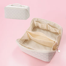Load image into Gallery viewer, Vintage Pattern Handheld Makeup Bag