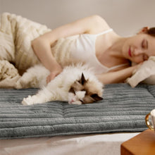 Load image into Gallery viewer, Sakerplus Self Warming Thermal Pet Bed Mat